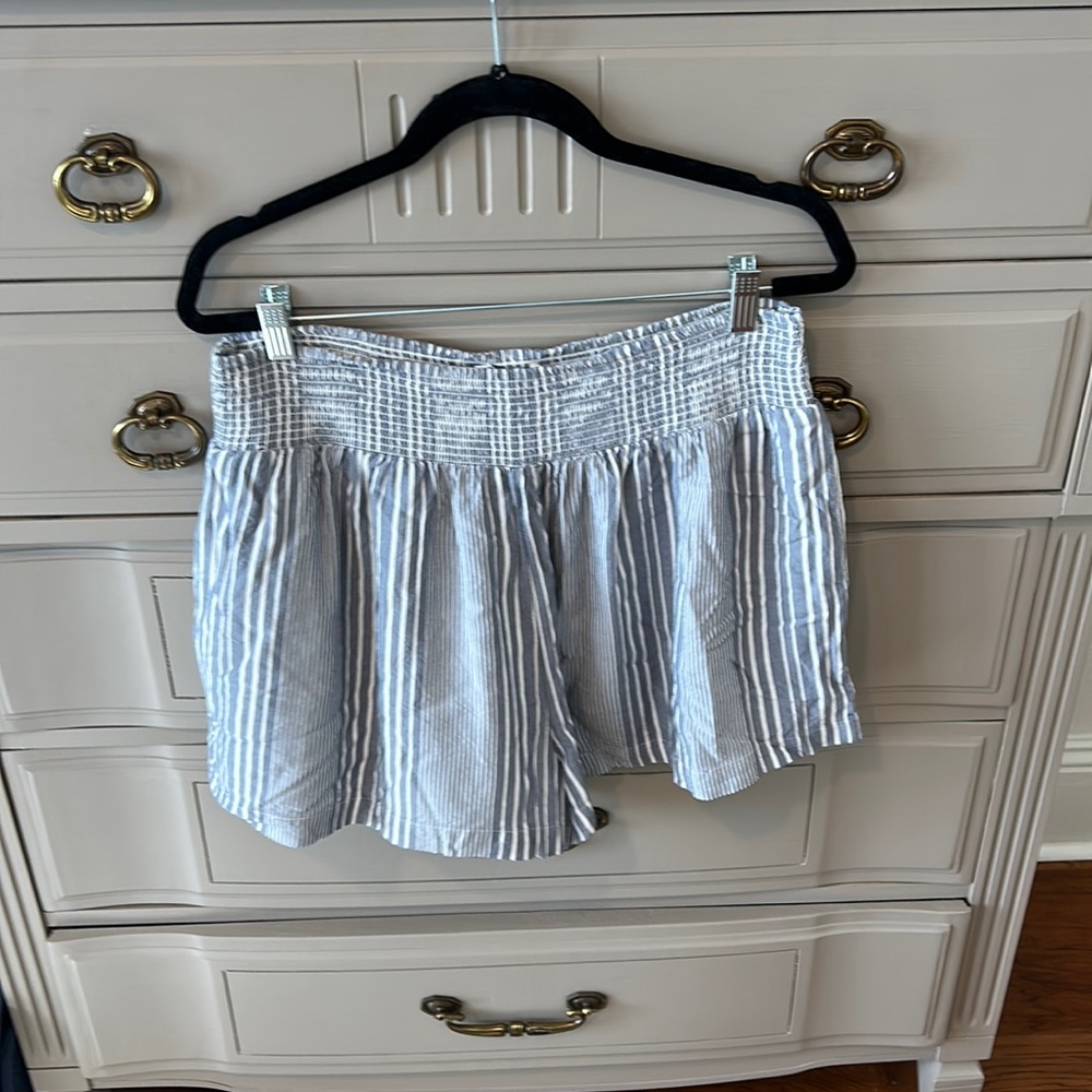 American eagle flowy shorts